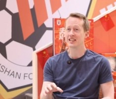 九游体育登录入口-英国足球哥：泰山队和球迷就像一个家庭，觉得蓉城本赛季能夺冠
